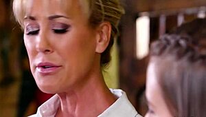 라이벌들이 뜨거운 레즈비언 마사지 재미로 바꿈