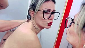 Ela Me Chamou pro Banheiro Unissex do Restaurante e Fodemos Muito. Sexo Público Sem Vergonha!