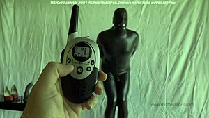 السيدة أبريل تسوط ثلاثة عبيد مقيدين في سيطرة قاسية