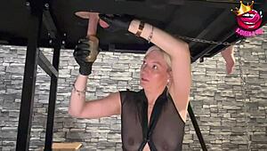 Blonde dominatrice traie son soumis sur un bureau pendant une session d’orgasme ruiné en amateur européen