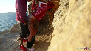 Deutsche reife Ehefrau fickt fremden Typen am Strand im Urlaub