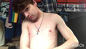 توينك غاي نيكو سبرينغز يقلع ويغري بزبه الضخم، شوفه يلعب بالألعاب في البيت