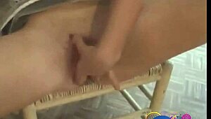 Denice visar stora tuttar i närbild titjobb