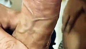 رجل عربي يتسلل لغرفة الملابس للتحسس العام والفعل الشديد