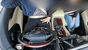 يا إلهي، العروس الآسيوية المتزوجة المحبطة أعطتني هاند جوب جامد وهي تقود. لحظة مجنونة! 😲