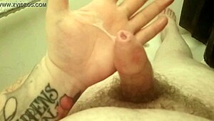 Gorąca sesja masturbacji pod prysznicem dzisiaj