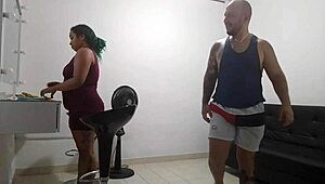 me excito viendo a la sirvienta limpiar y le ofrezco algo por chuparme