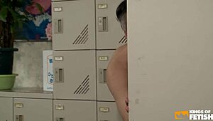 Japonské dievcčatá sa sprchujú a prstuje ich pervert v verejnej toalete