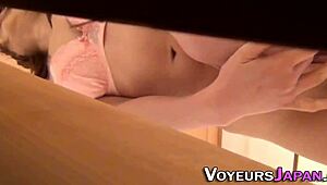 บ้าจริง! อีตัวญี่ปุ่นช่วยตัวเองโคตรดุในที่สาธารณะแบบใกล้ชิด! กล้องแอบถ่ายจับทุกท่า!