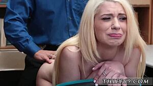 Ez a 18+ tini egyenruhában lopást próbált, de végül szopott egy nyilvános autóban