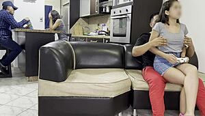 Manoseando a Mi Sobrina Discretamente Mientras Juega