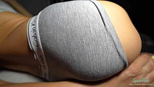 Уау! Секси доведена дъщеря се промъква при доведения си баща през нощта!