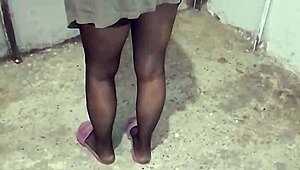 Кухненска жега с възрастна туркиня, наведена за еротично чистене 🔥