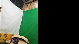 Moden latinske MILF er vild med athletiske unge mænd for frisk sæd i eksklusivt lingeri video