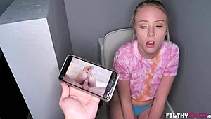 Dixie Lynn siostra przyrodnia masuje cipkę przed wielkim prawdziwym kutasem