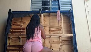 Gozando Na Buceta Da Empregada Novinha Gostosa em Shortinho no Trabalho