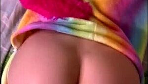 Чуках доведената си сестра здраво, докато носеше костюм за спане