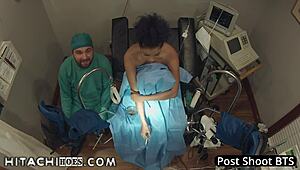 Freshman Phoenix Rose jerit orgasme dari Hitachi wand sama Dokter Tampa di fisik kampus Florida!