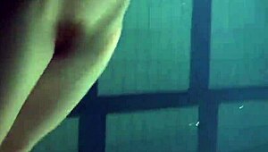 Wow, sprawdź Bulavę Lozhkovą pod wodą z wielkimi cyckami i dupą, taka gorąca!