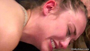 hei babe, kom hit, vi knuller doggy style i en vill trekant trening med kvelning og deepthroat action!