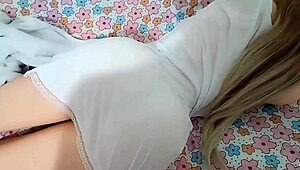 Üvey annenin babydoll’u üvey kızını baştan çıkarıyor, bütün gece spor salonunda sikiş!