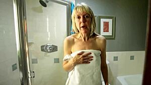 Złapała mnie na podglądaniu, ale podrażniła gorącym lodzikiem. Kurwa, jej umiejętności milf zwaliły mnie z nóg!