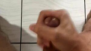 masturbando e gozando gostoso sozinho