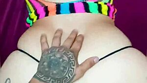 Me pongo lencería frente a amigo de esposo, no resiste y me penetra.