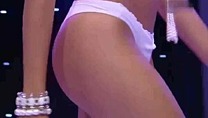 Desfile De Lingerie - Emy Nascimento Shows Off Natural Tits