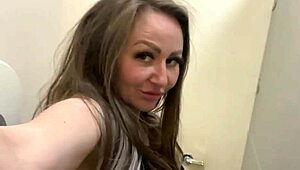 嘿，看这个优雅婊子在狂野尿尿视频里