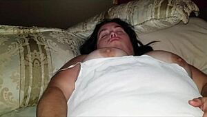 Sexy BBW reizt in verkauften Höschen während sie einen Mundvoll Sperma genießt