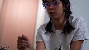 Knulla för min tystnad! Styvsystern kan inte säga nej till det här snuskiga erbjudandet 😈