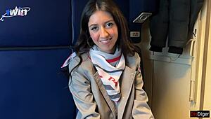 İnanabiliyor musun? Kondüktör görevdeyken yolcuyla vahşi bir sikiş kaçamağı yapıyor. Şok edici POV yolculuk!