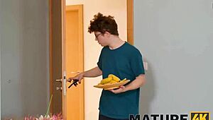 สาวเซ็กซี่ขย่มตูดกะเทยจนน้ำแตกเลอะเต็ม