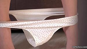 Ninfómana increíble provoca su coño apretado hasta correrse fuerte