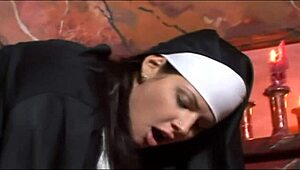 Vrela kaluđerica žudi za prvim kurcem u divljoj akciji