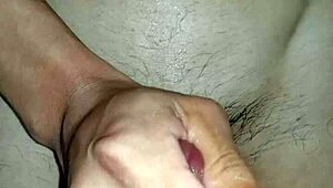 年轻亚洲少女浴室手活，爆射高潮超震撼！