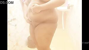 Bihar chubby lady takes a bath