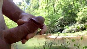 Не мога да спра да показвам твърдия си член на открито по време на поход