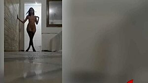 Bia hot mostrando os pezinhos e fazendo footjob delicioso
