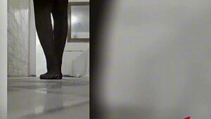 Bia hot mostrando os pezinhos e fazendo footjob delicioso