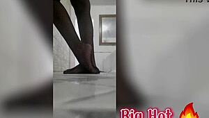 Bia hot mostrando os pezinhos e fazendo footjob delicioso
