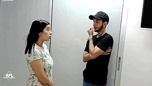 Hei, tatăl meu vitreg excitat mă pălmuiește tare apoi sug pula lui mare să mă ierte că am ieșit pe furiș