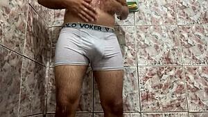 tirei minha cueca branca no banho