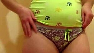 Geile MILF pisst in öffentlicher Toilette und Heim-Fetisch ASMR!