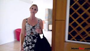 Масаж се превръща в дива чукане сесия с мащеха и доведен син