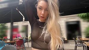 Buvant café en haut transparent au café, choquant serveur avec flash de seins public