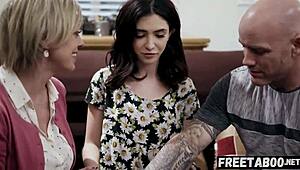 Hei, vi er ikke i slekt, så la oss knulle den unge steddatteren vår hardt nå!