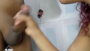 Špehujem Abby pri kúpeli, je to tak nezbedné! Časť 1 jej sólo šou