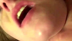 Omule, fiica mea vitregă știe cum să satisfacă în pat!